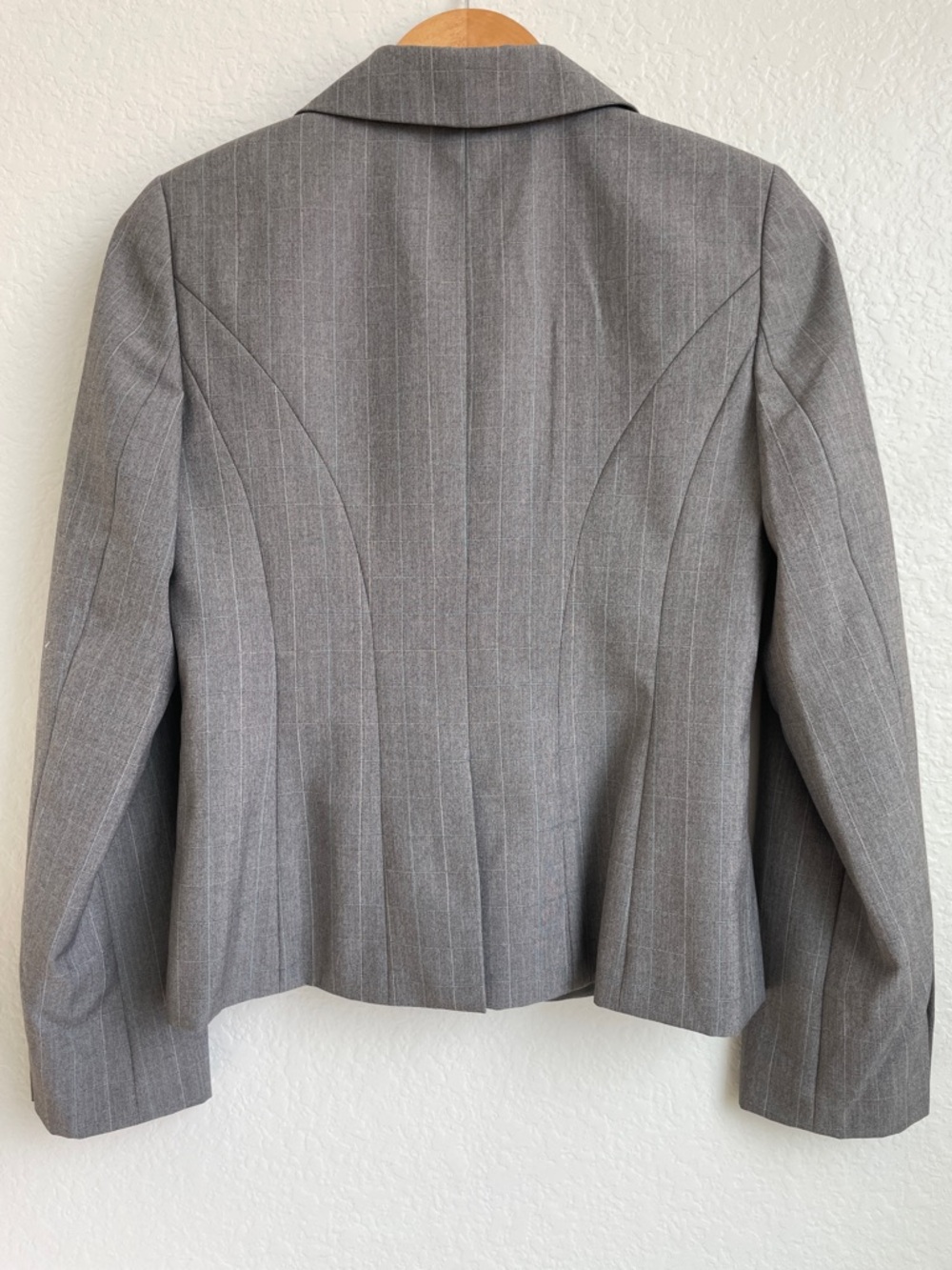 Ann Taylor Gray Pinstripe Tailored Women's Blazer • Size 2 - Picture 6 of 9